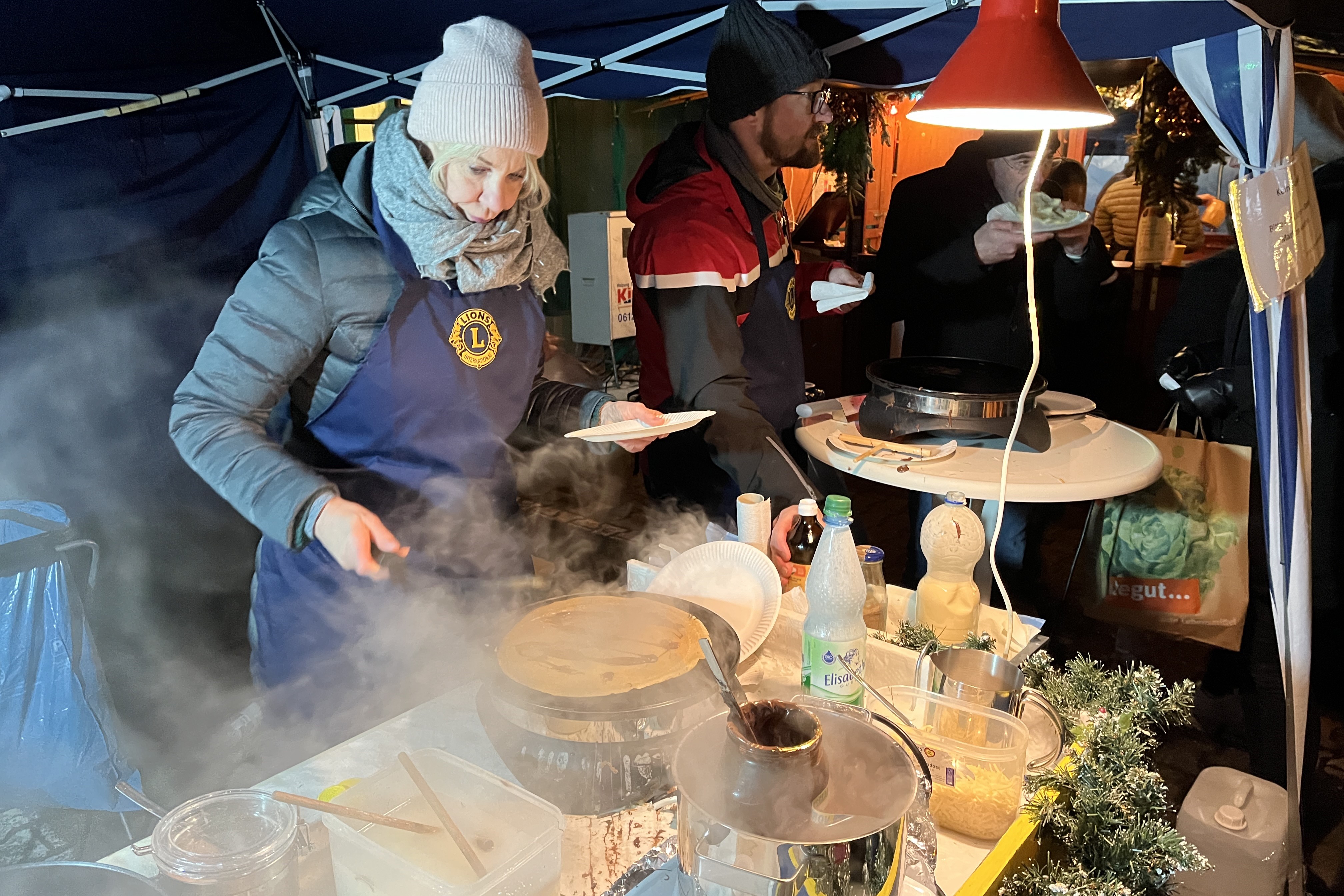 Der Crêpes-Stand mit 2 fleißigen Crêpes Bäckern