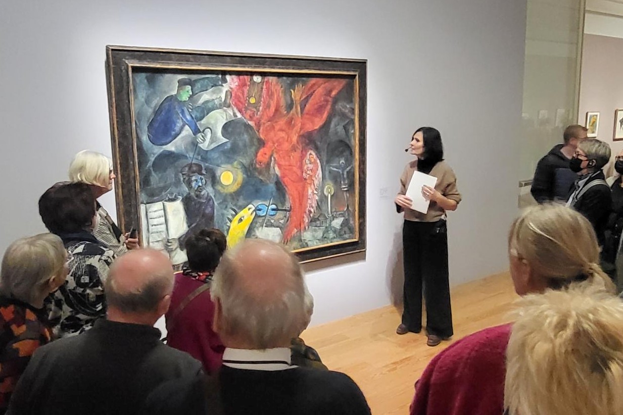 Personengruppe steht vor einem Chagall Bild