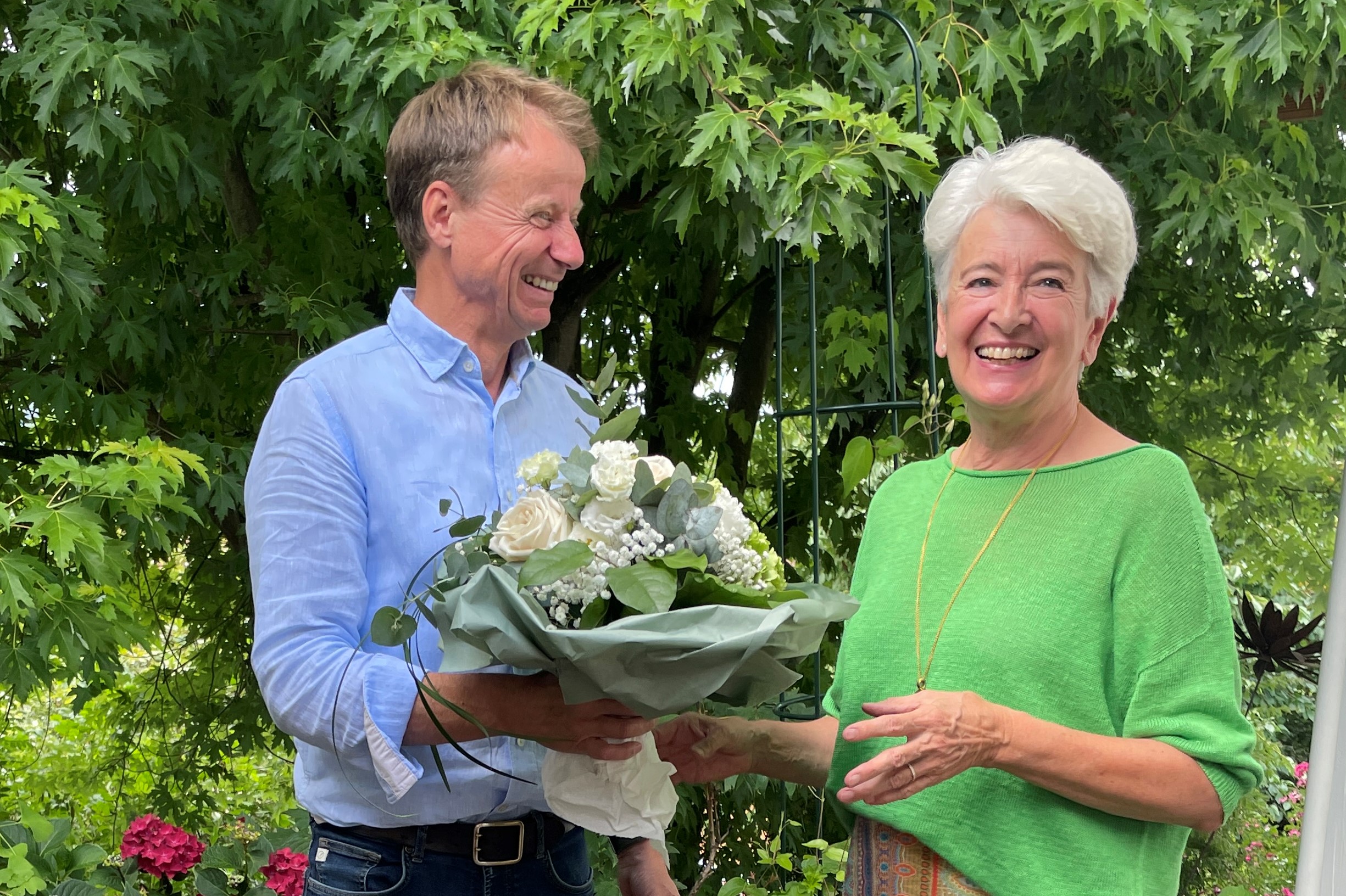 Neuer Lions Präsident M. Siebert übergibt einen Blumenstrauß an seine Vorgängerin M. Münch