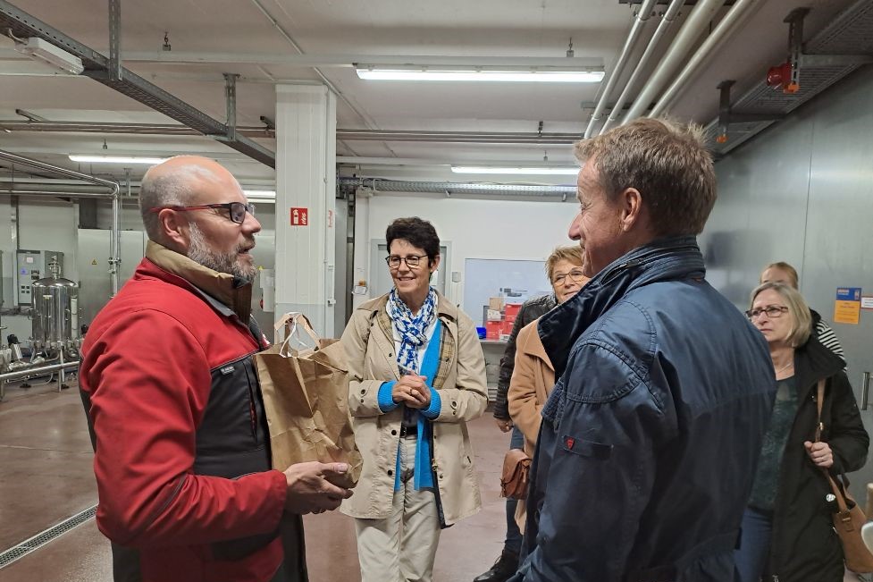 Gruppe von Personen im Gespräch