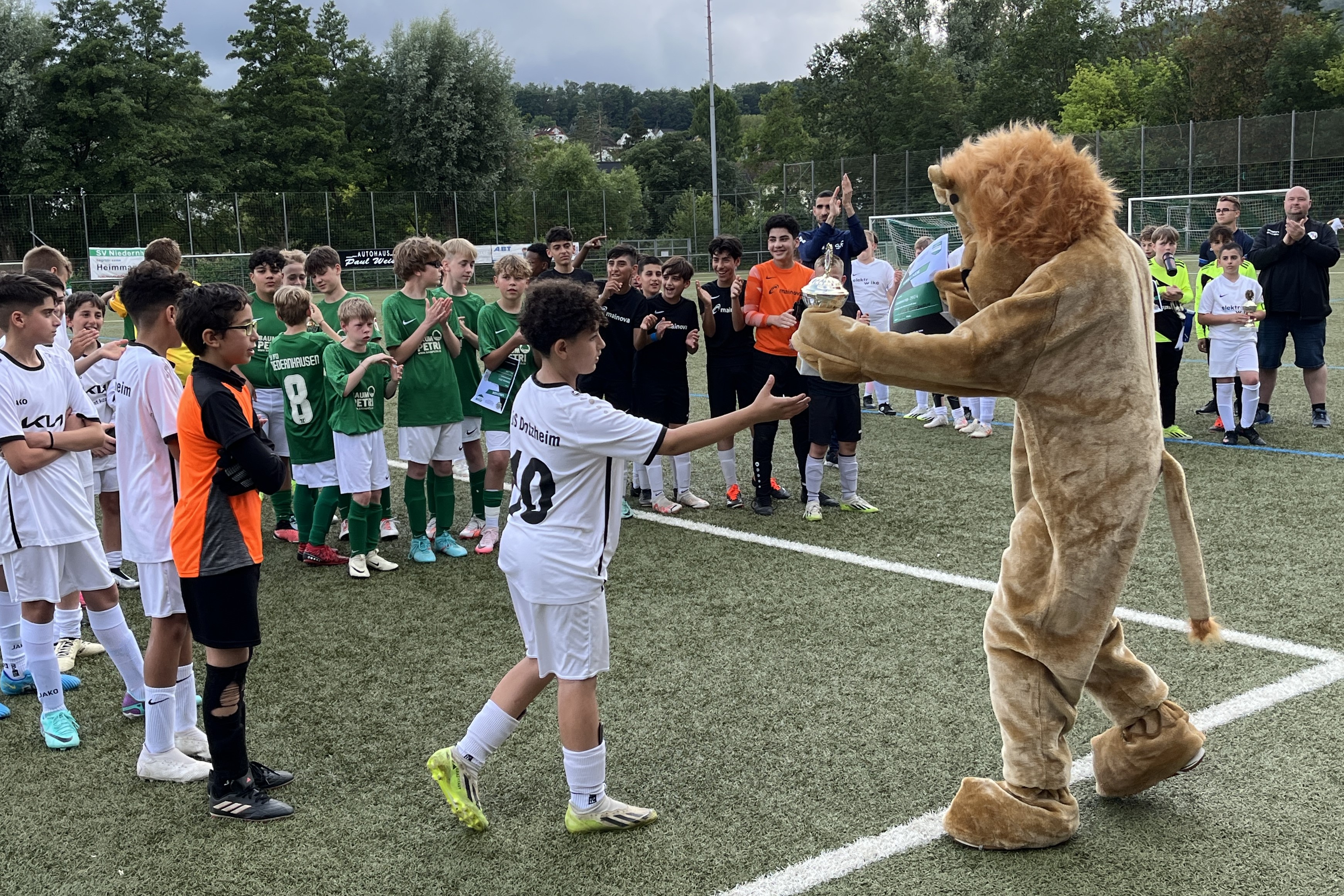 Leo übergibt den Pokal