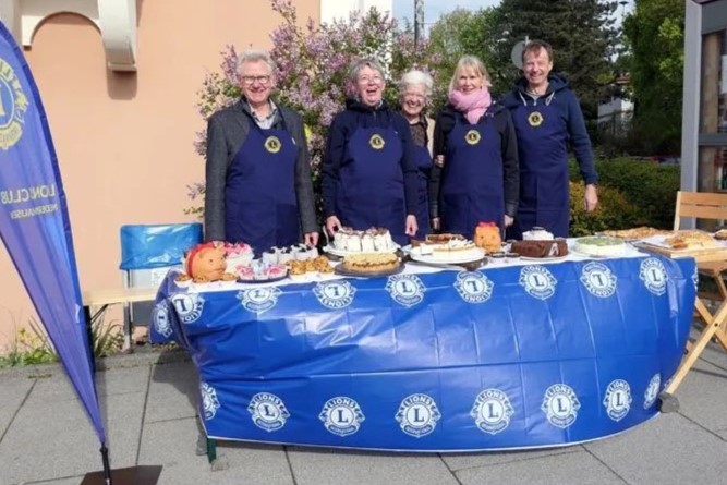 Die fleißigen Kuchenverteiler