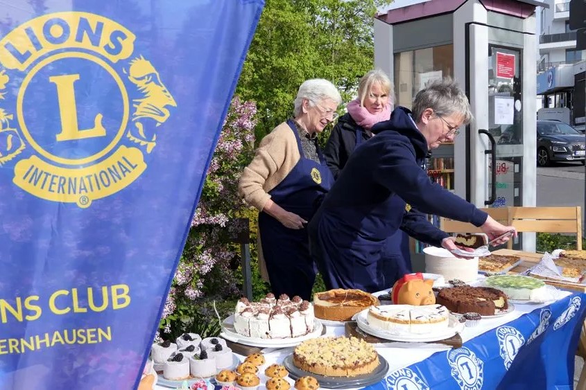 Lions beim Kuchenverteilen