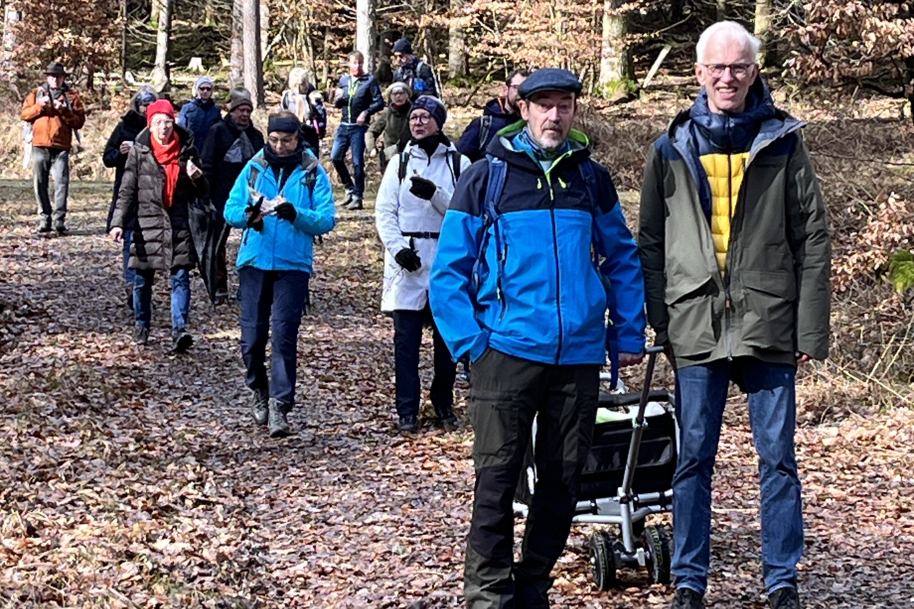 Verschiedene Personen beim Wandern