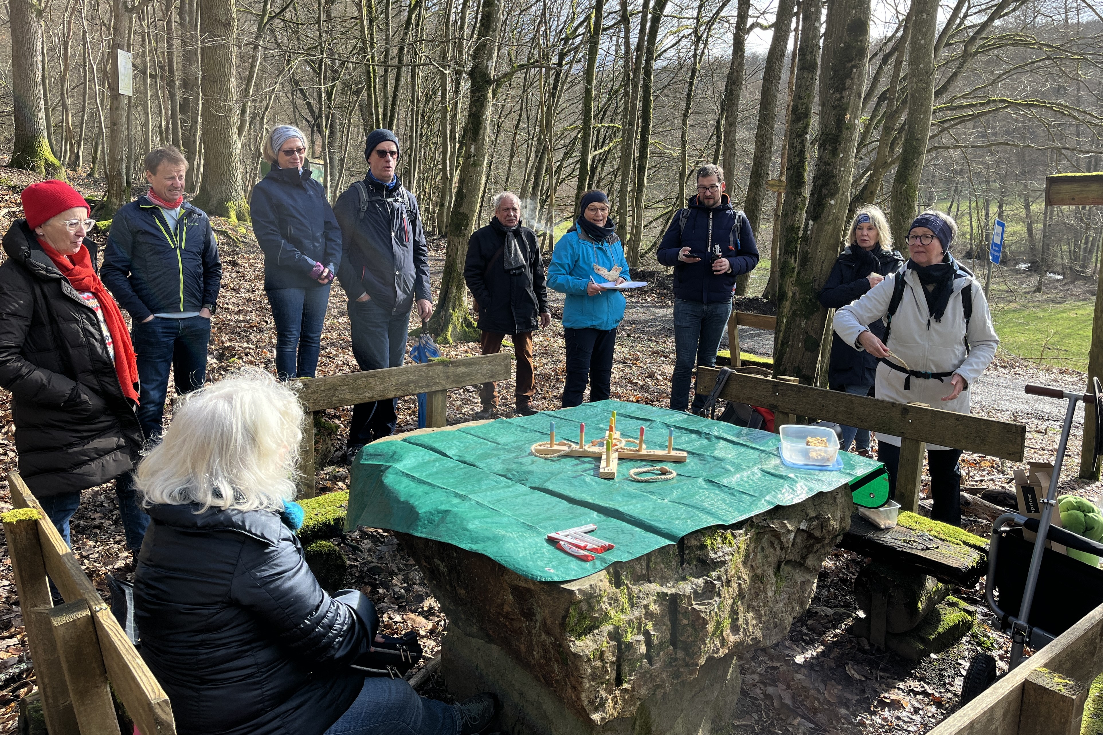 Gruppe von Personen beim Ringwurfspiel