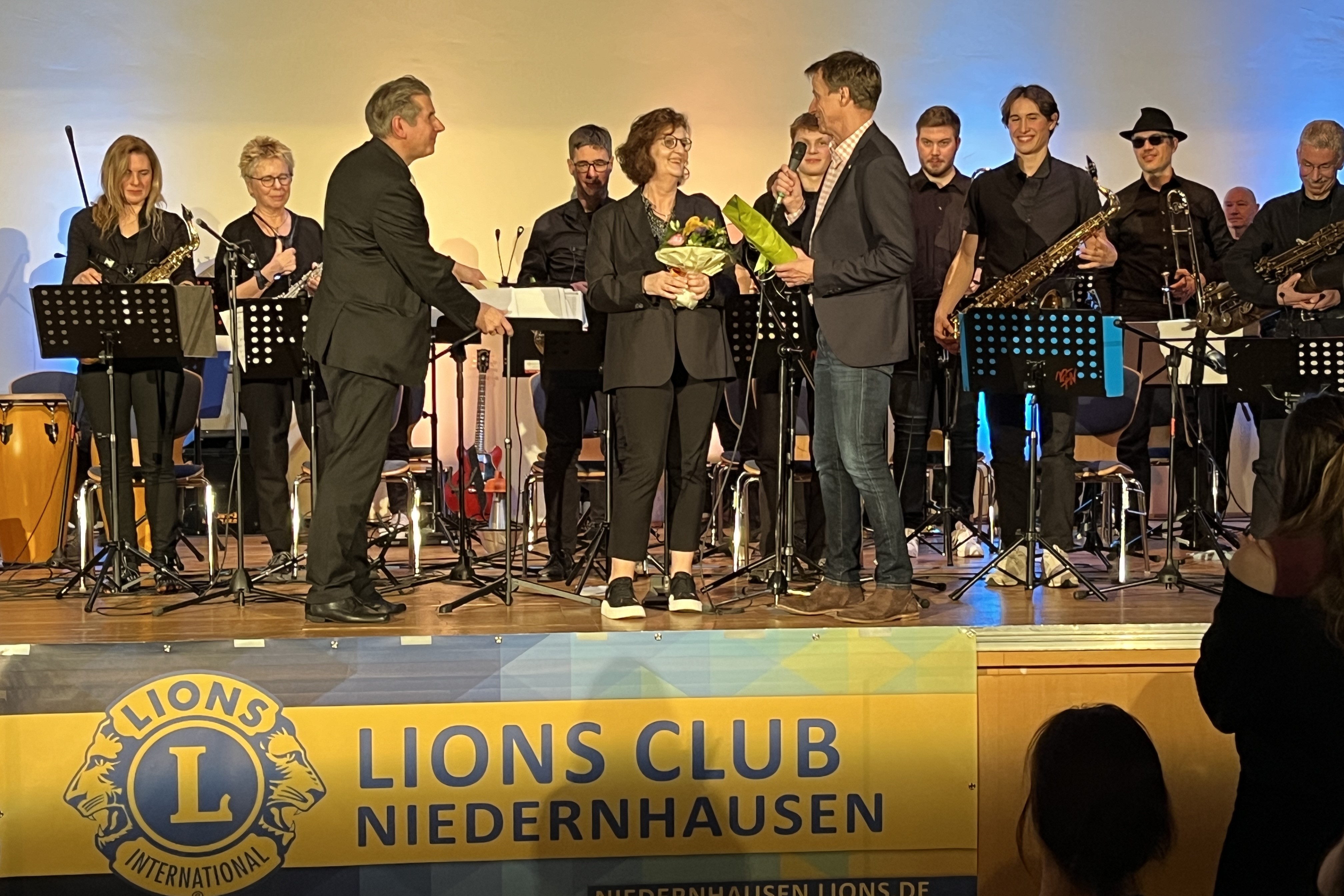 Der Präsident der Lions bedankt sich bei der Leiterin der Musikschule und dem Leiter der Big Bandim Finale