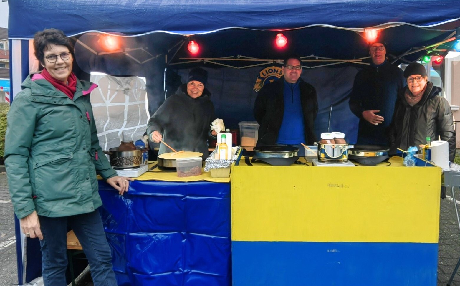 Der Crêpes Stand mit einigen Mitgliedern