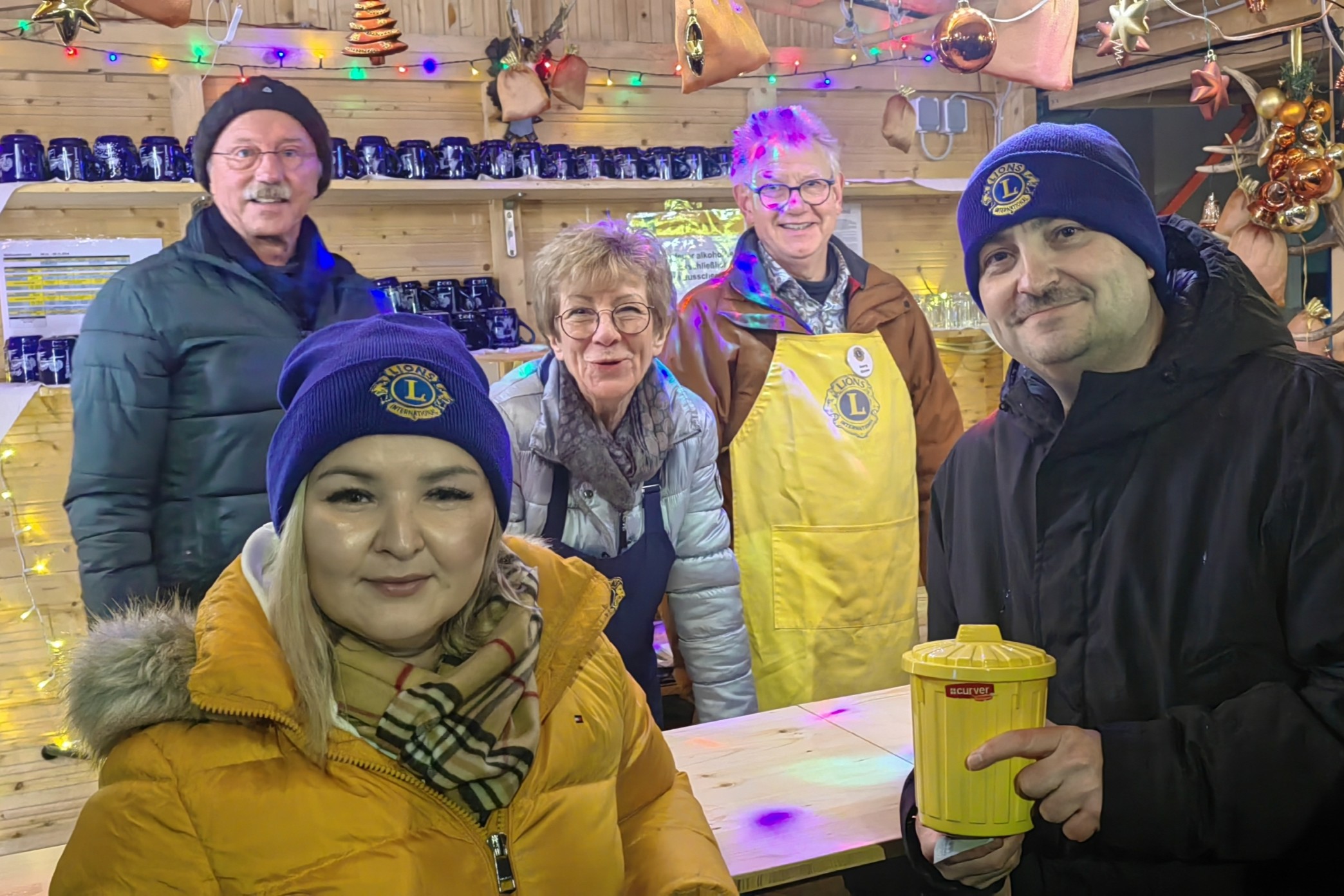 Der Glühweinstand mit einigen Mitgliedern