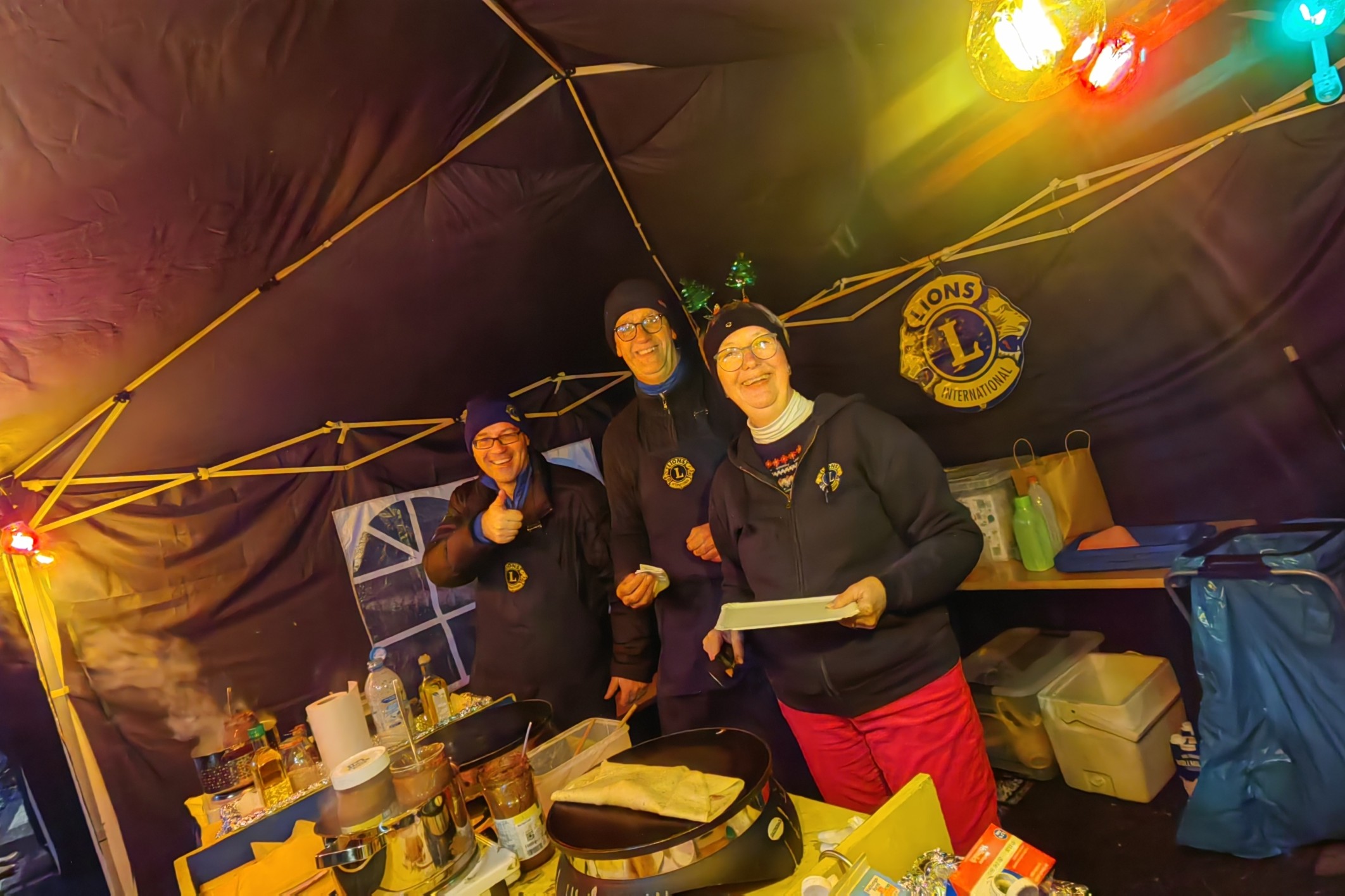 Der Crêpes Stand am Abend mit einigen Mitgliedern