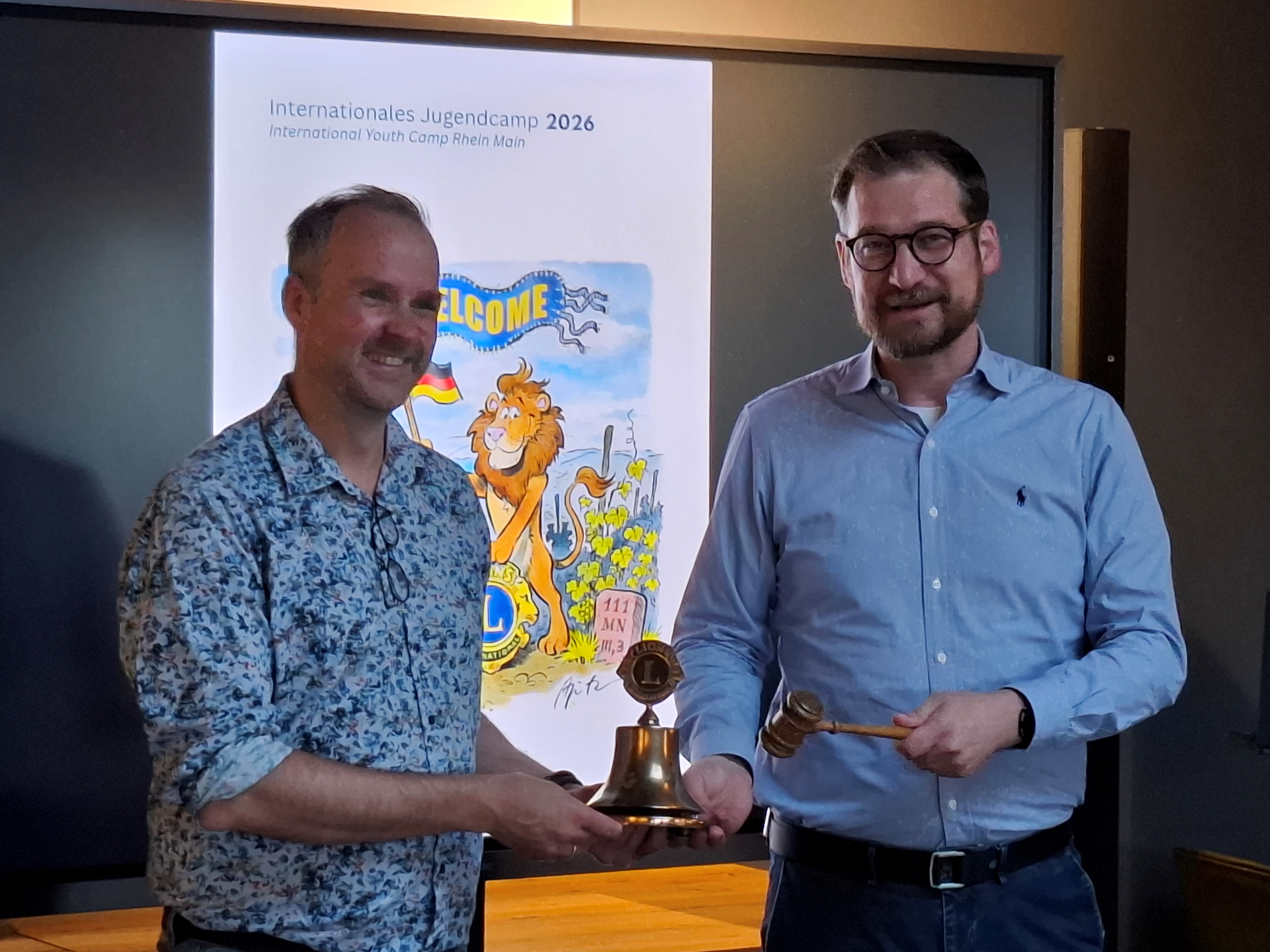 M. Kietzmann übergibt an U. Hoffrichter (von li. nach re.)