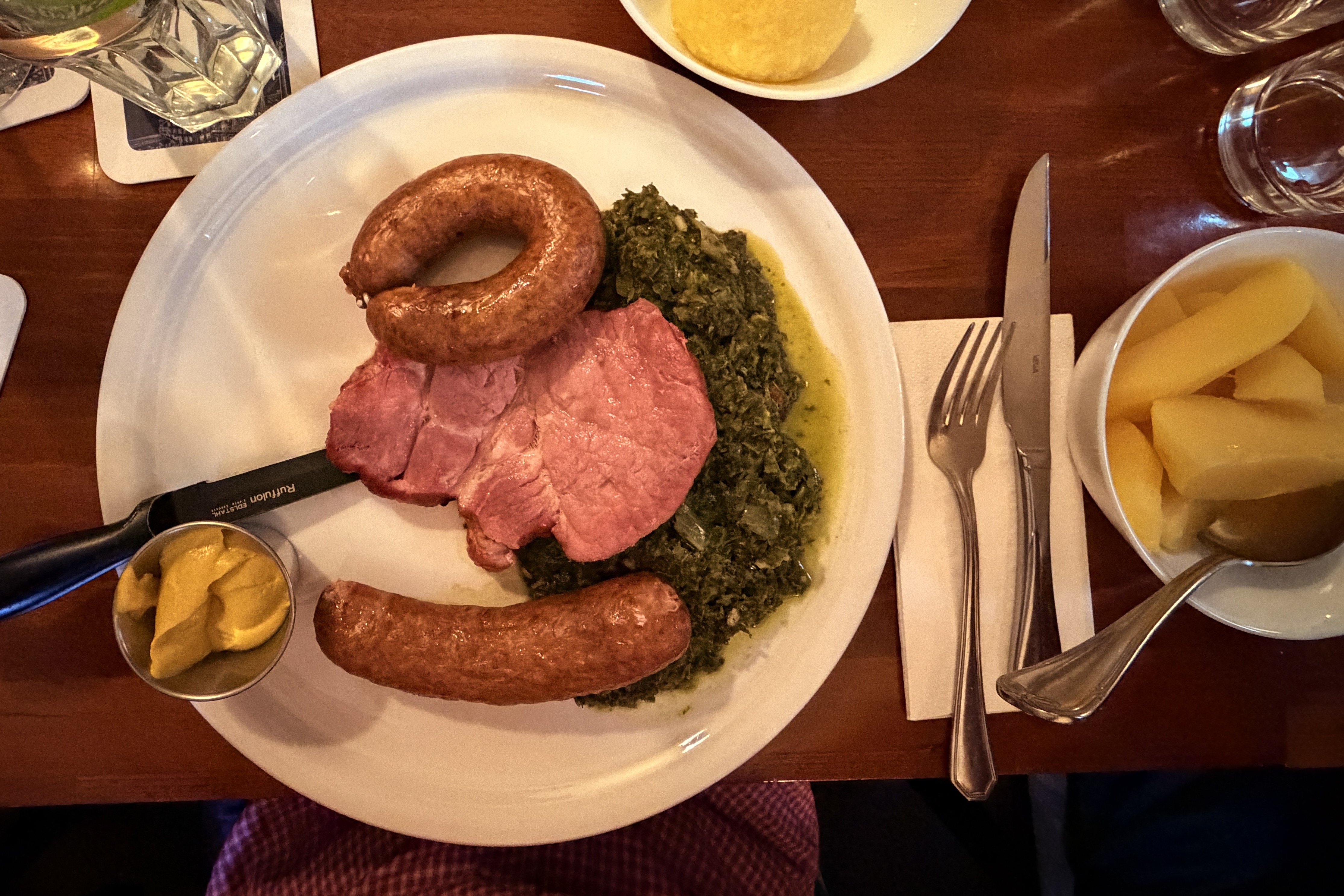 Ein Teller mit Kohl &amp; Pinkel