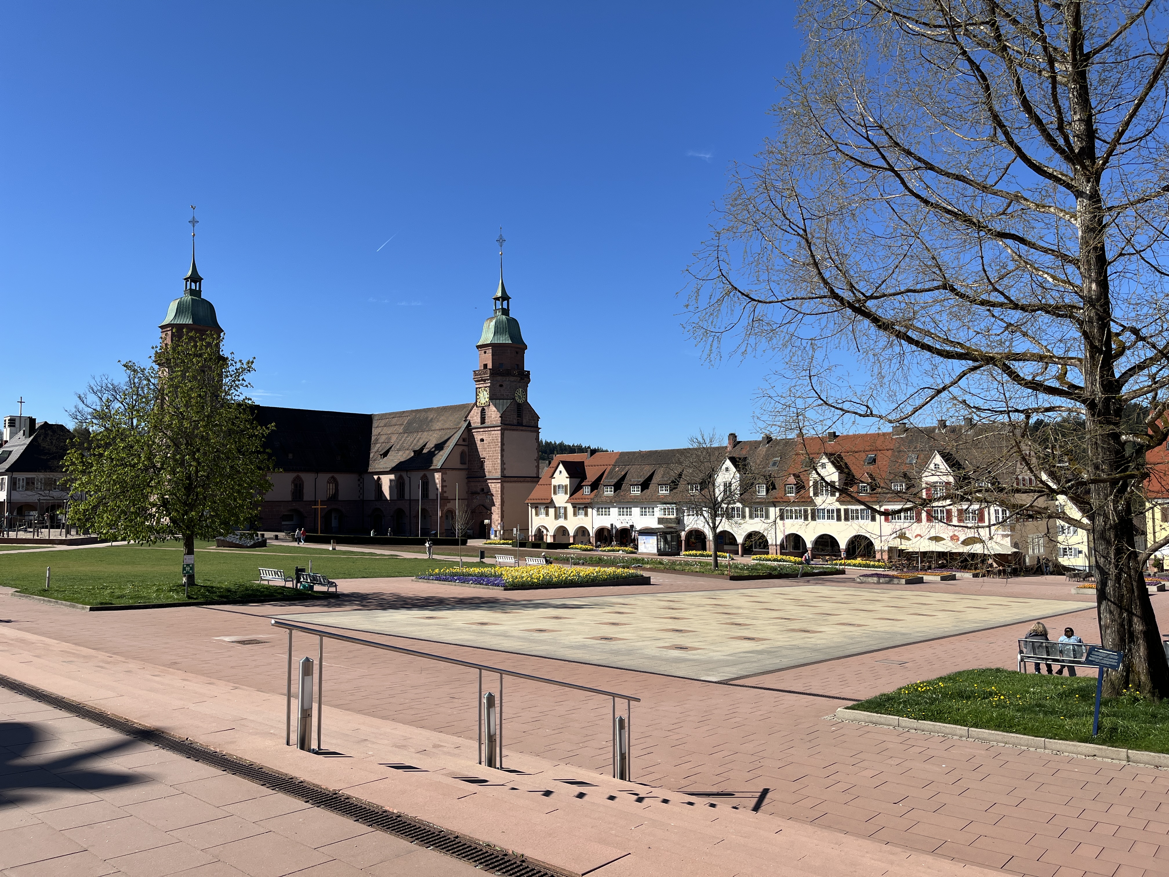 Stadtkirche mit Marktplatz davor