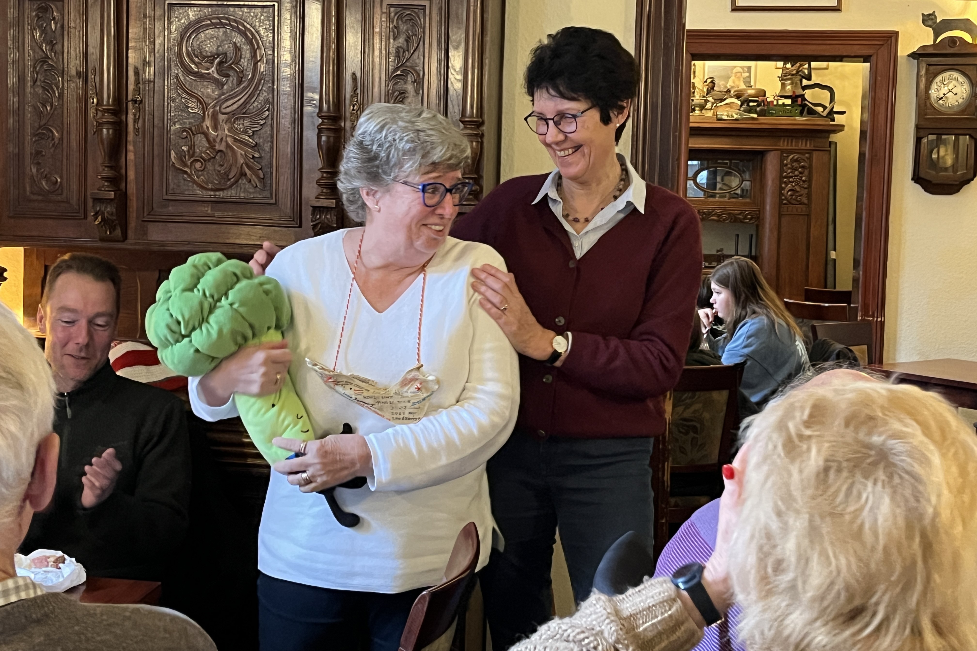 Doris übergibt die Insignien an Silke
