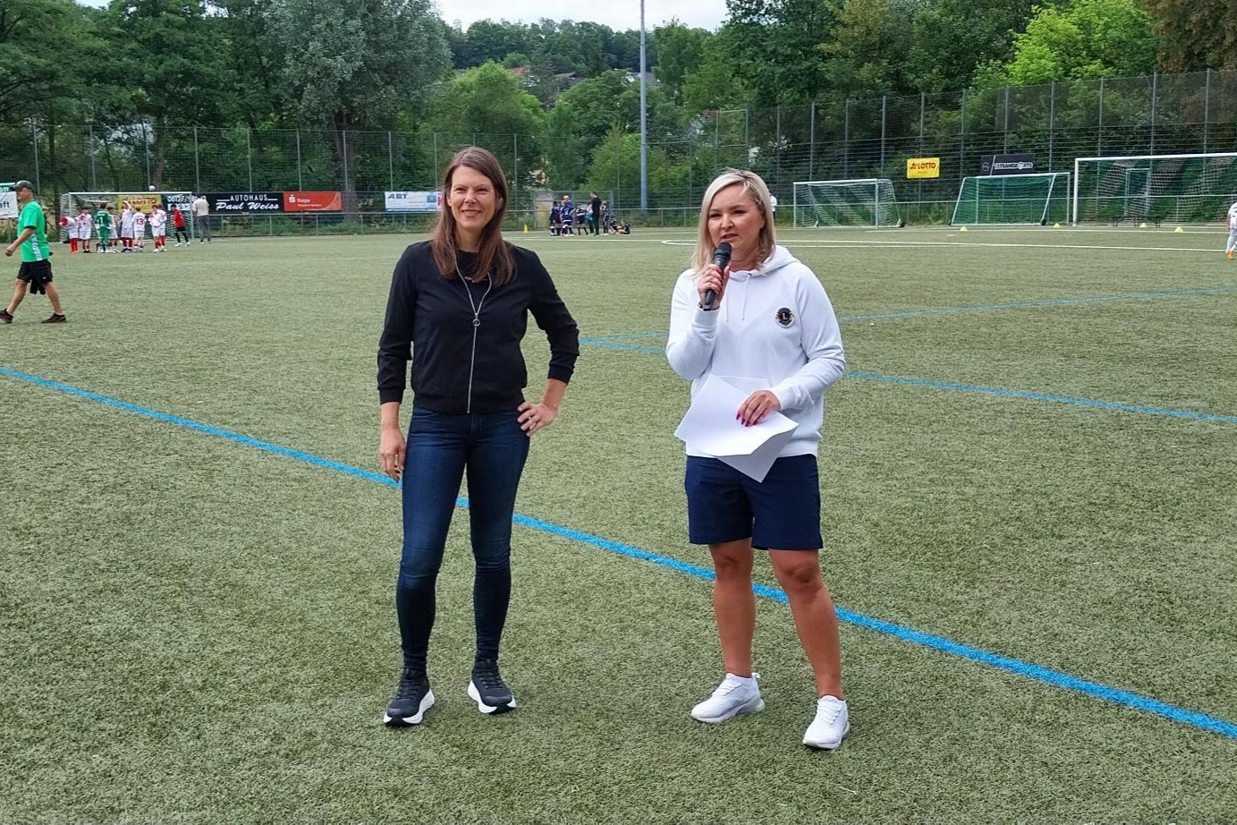 Bürgermeisterin L. Maier-Frutig und Lion X. Galitsch bei der Preisverleihung