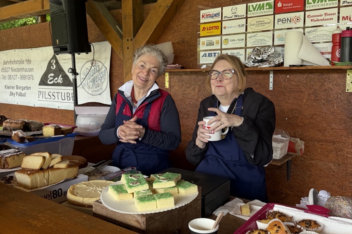 Unterstützung beim Kuchenverkauf