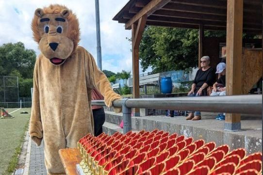 Der Pokal - Tisch und Maskottchen Leo