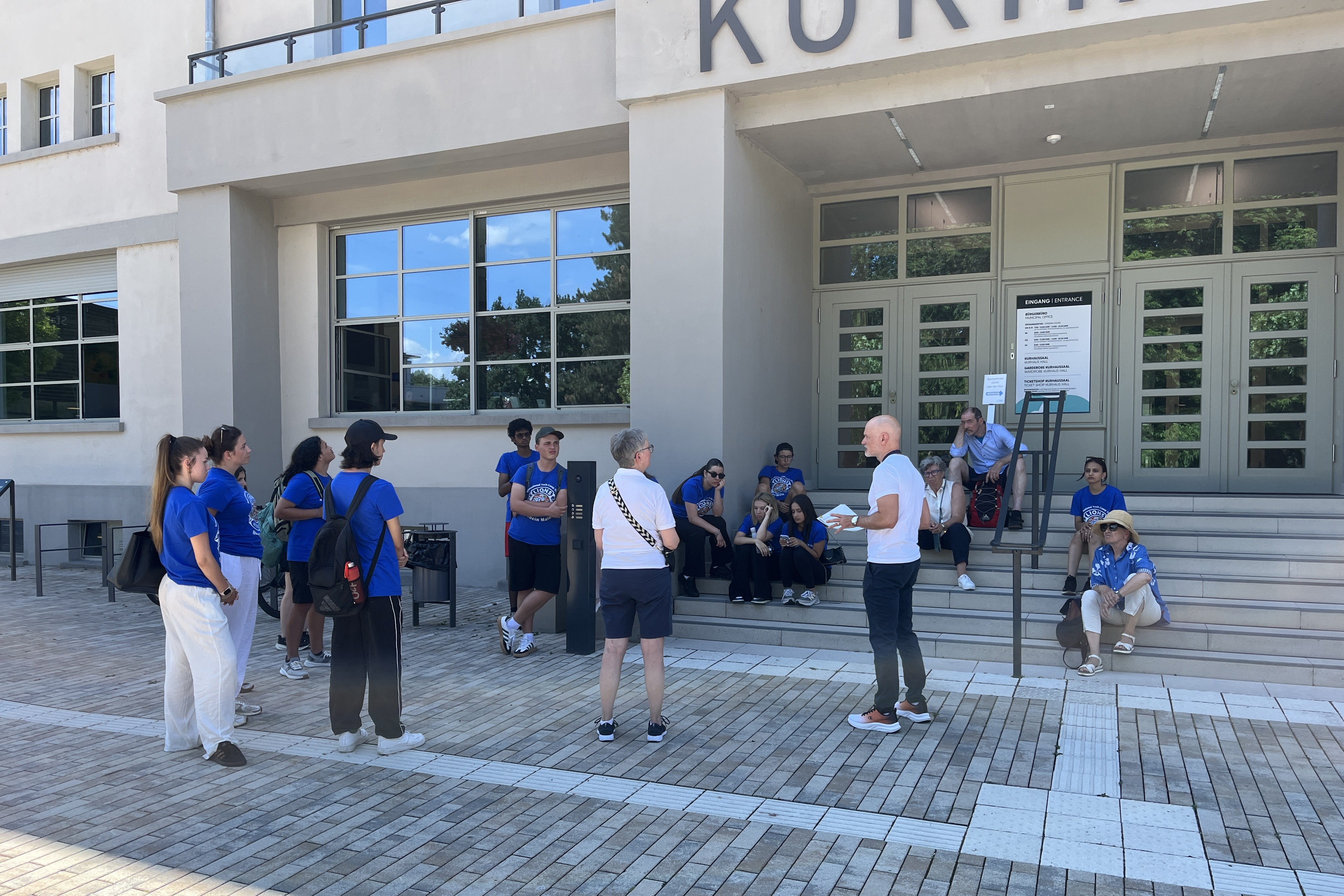 Grupp vor dem Kurhaus Bad Vilbel
