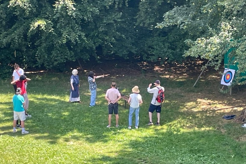 Gruppe beim Bogenschießen