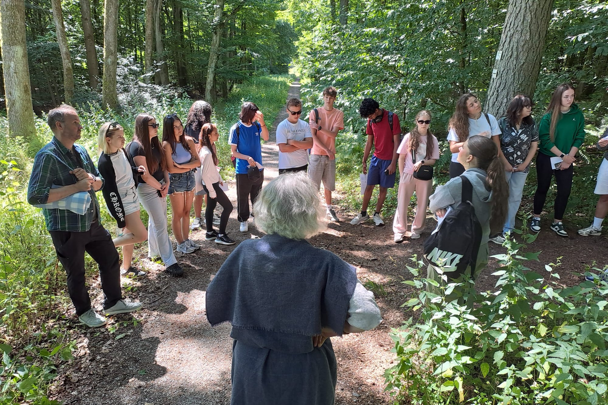 Gruppe beim Waldspaziergang