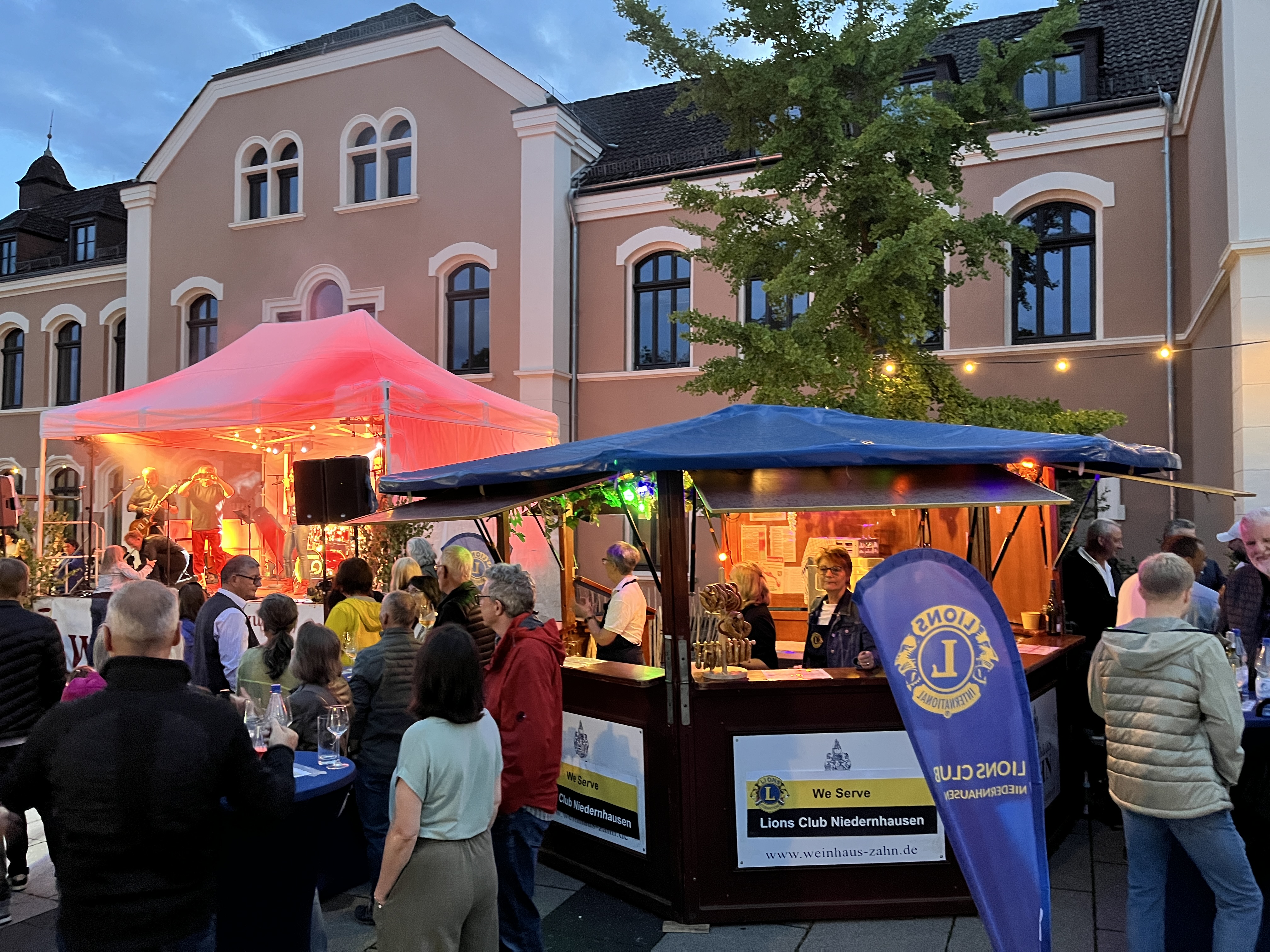 Lions Stand im Abendlicht