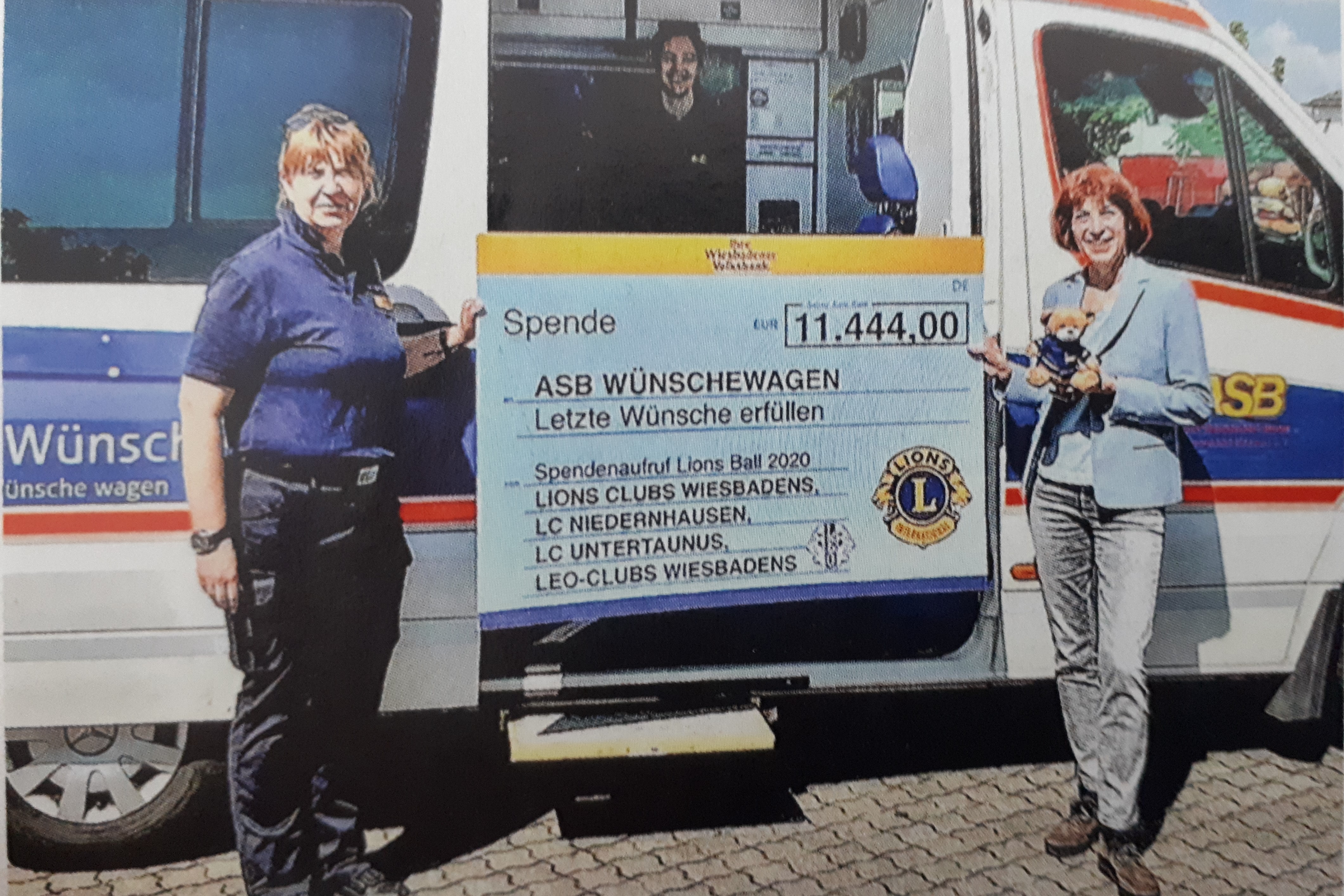 Spendenübergabe vor dem ASB-Wünschewagen