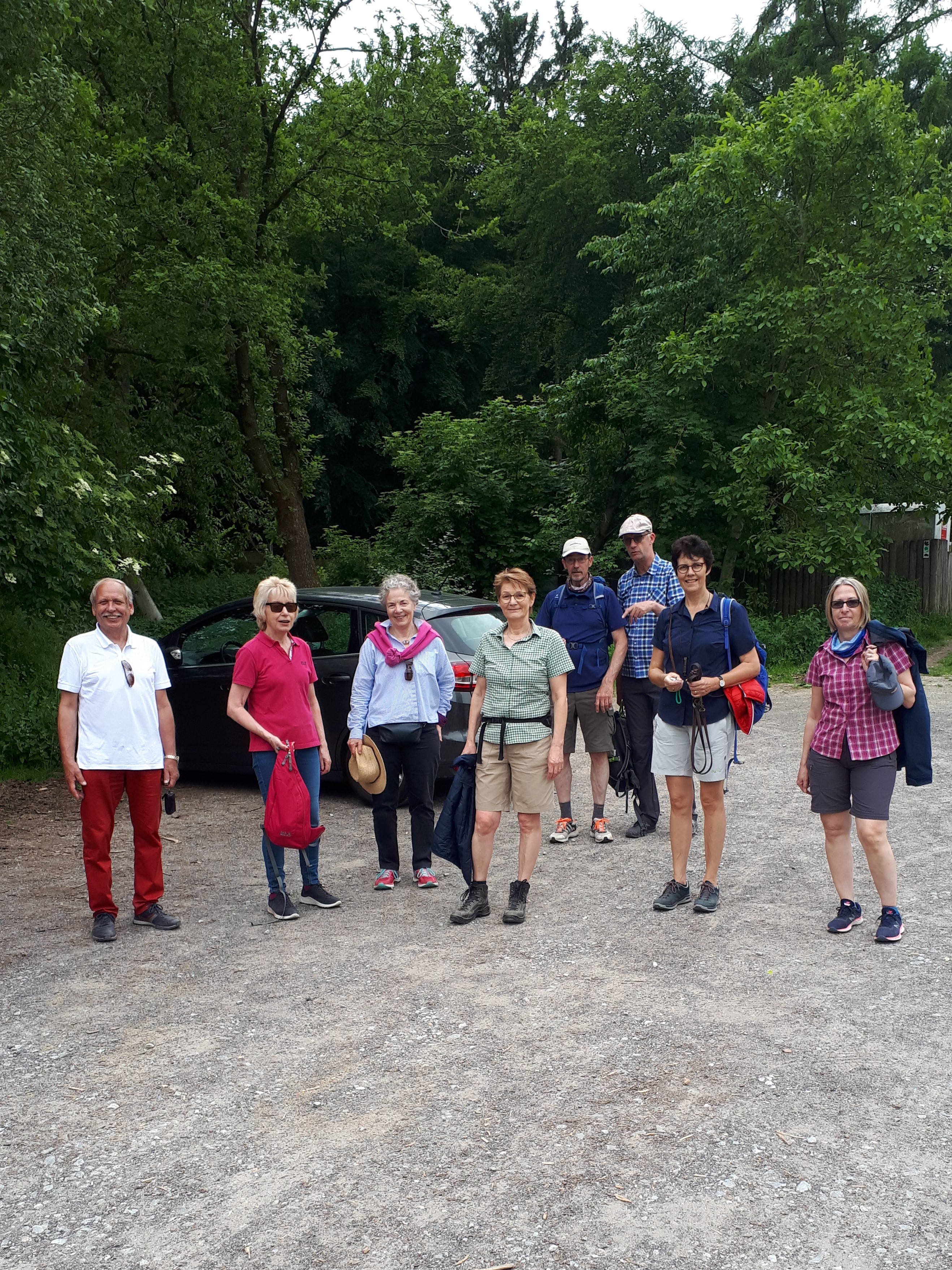 Eine kleine Gruppe des Clubs startet zur Wanderung