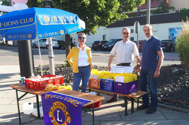 Stand zur Ausgabe der Weintaschen am Rathaus