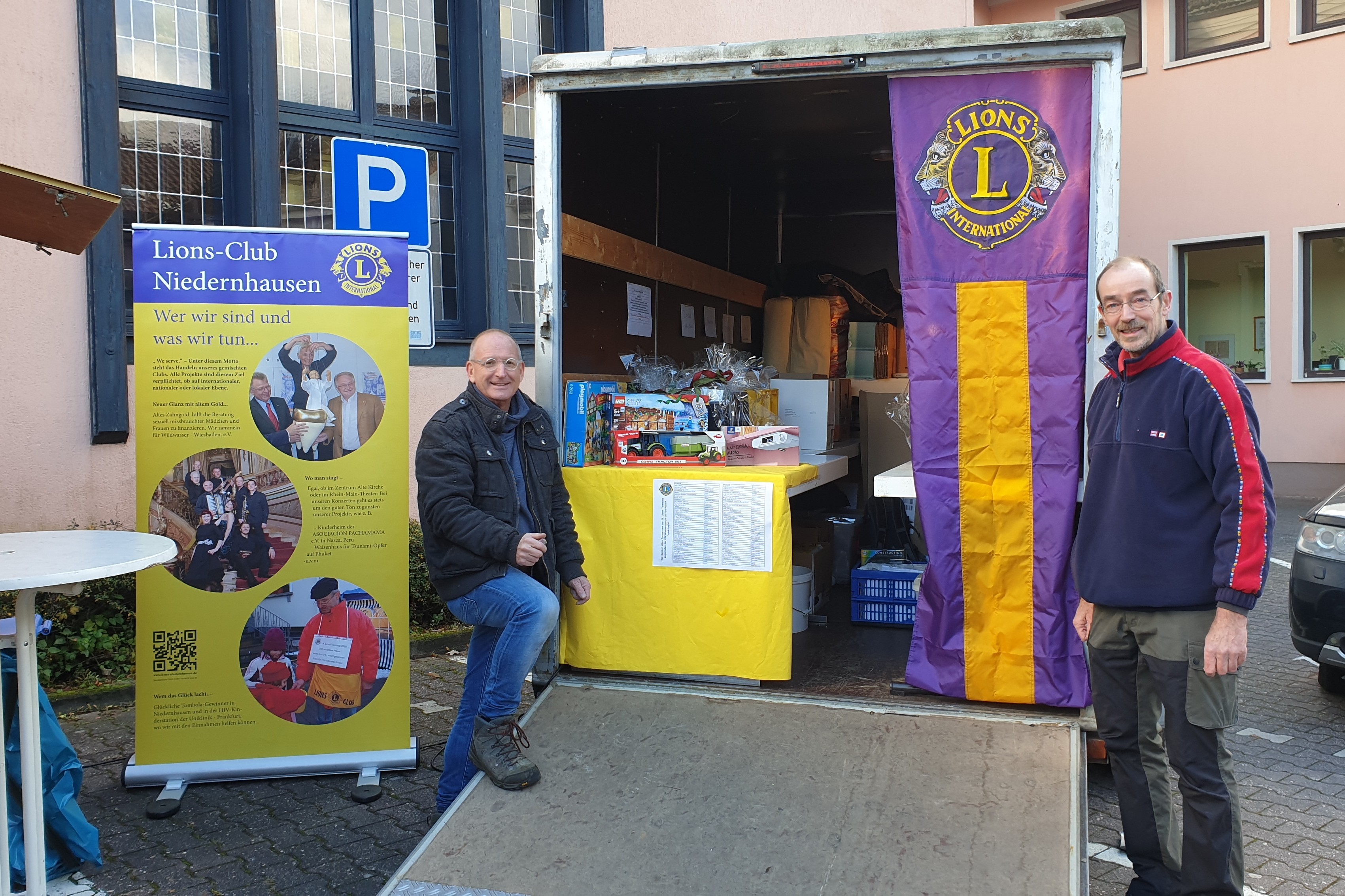 Wagen mit den Preisen für die Tombola, davor Nabo Gass und Christian v. Bartenwerffer