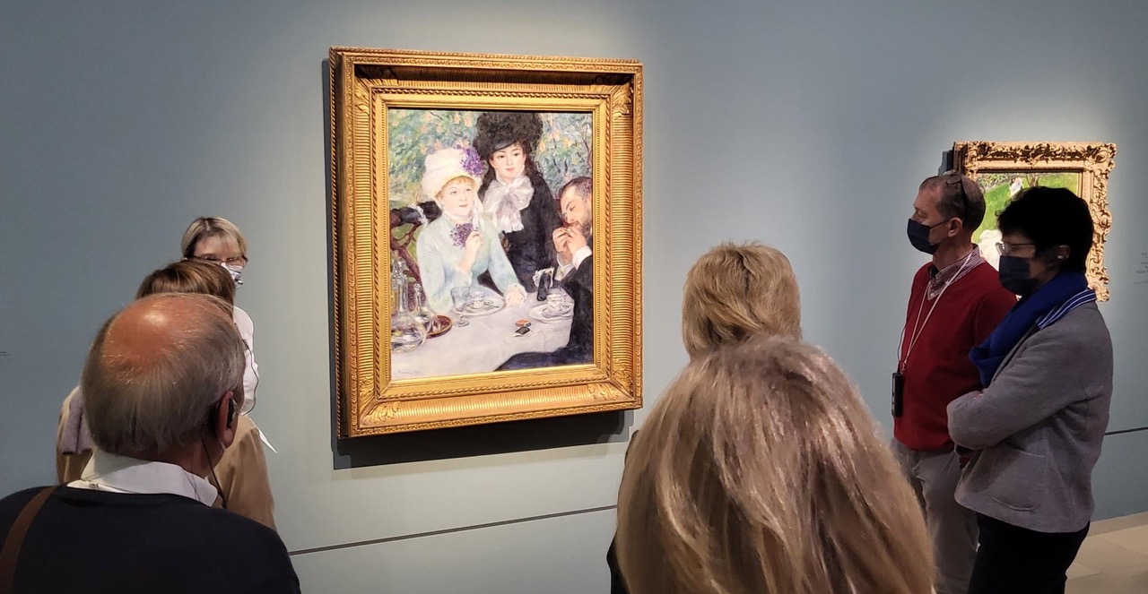 Personen stehen für einem Bild von Renoir