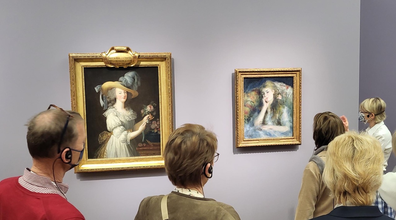 Personen stehen für einem Bild von Renoir