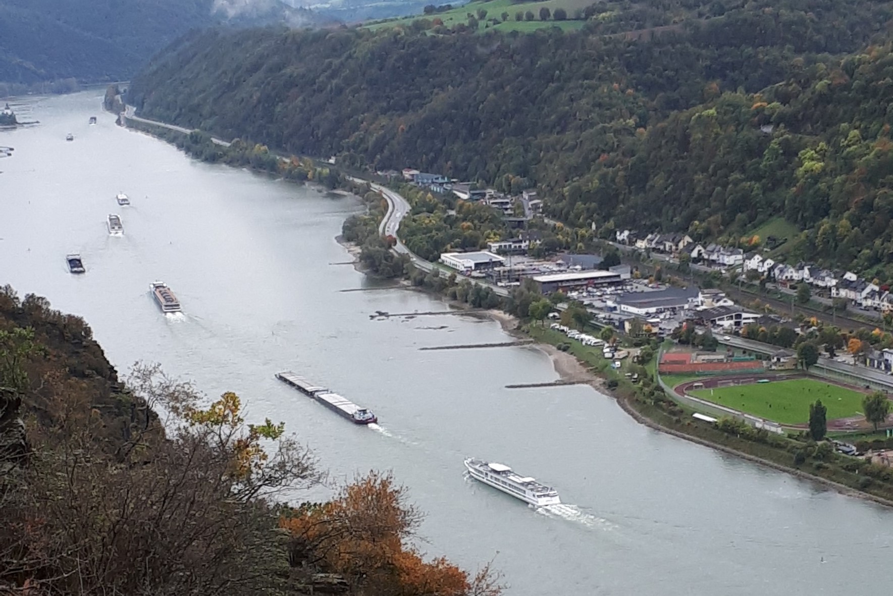 Lastschiffe auf dem Rhein
