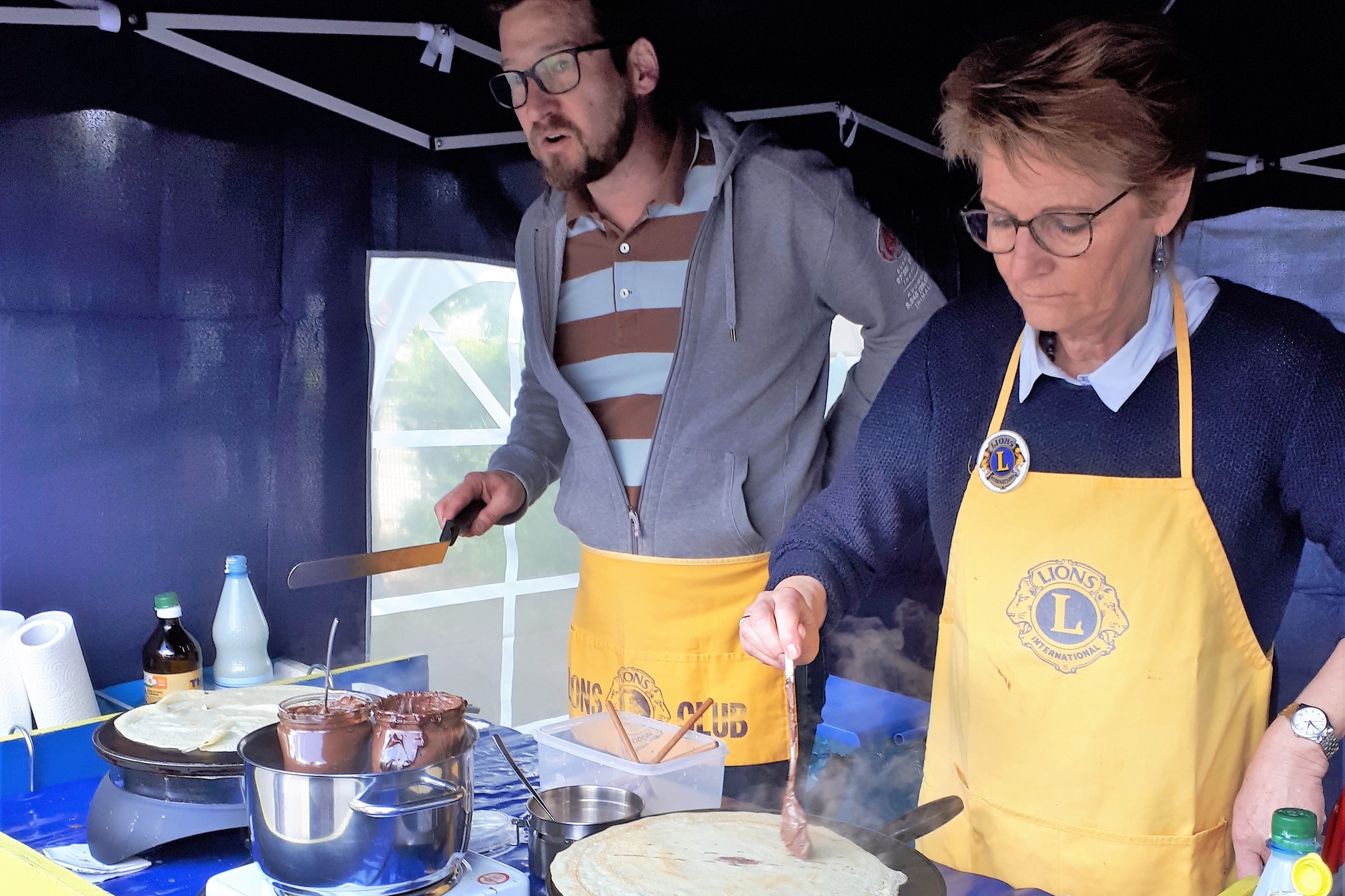 Isolde und Ulrich beim Crêpes Backen, voll konzentriert