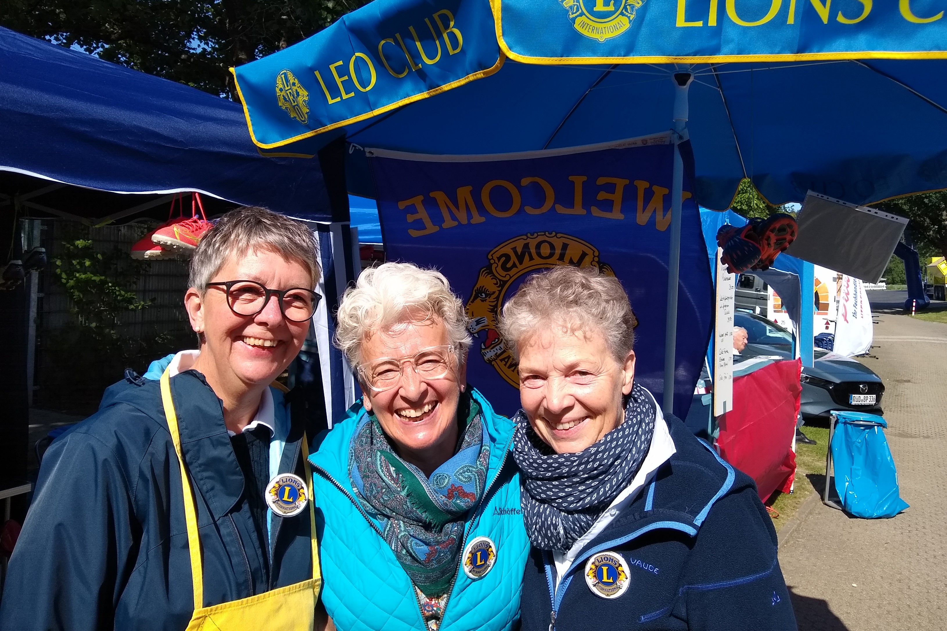 Barbara, Margret und Christina vor dem Stand