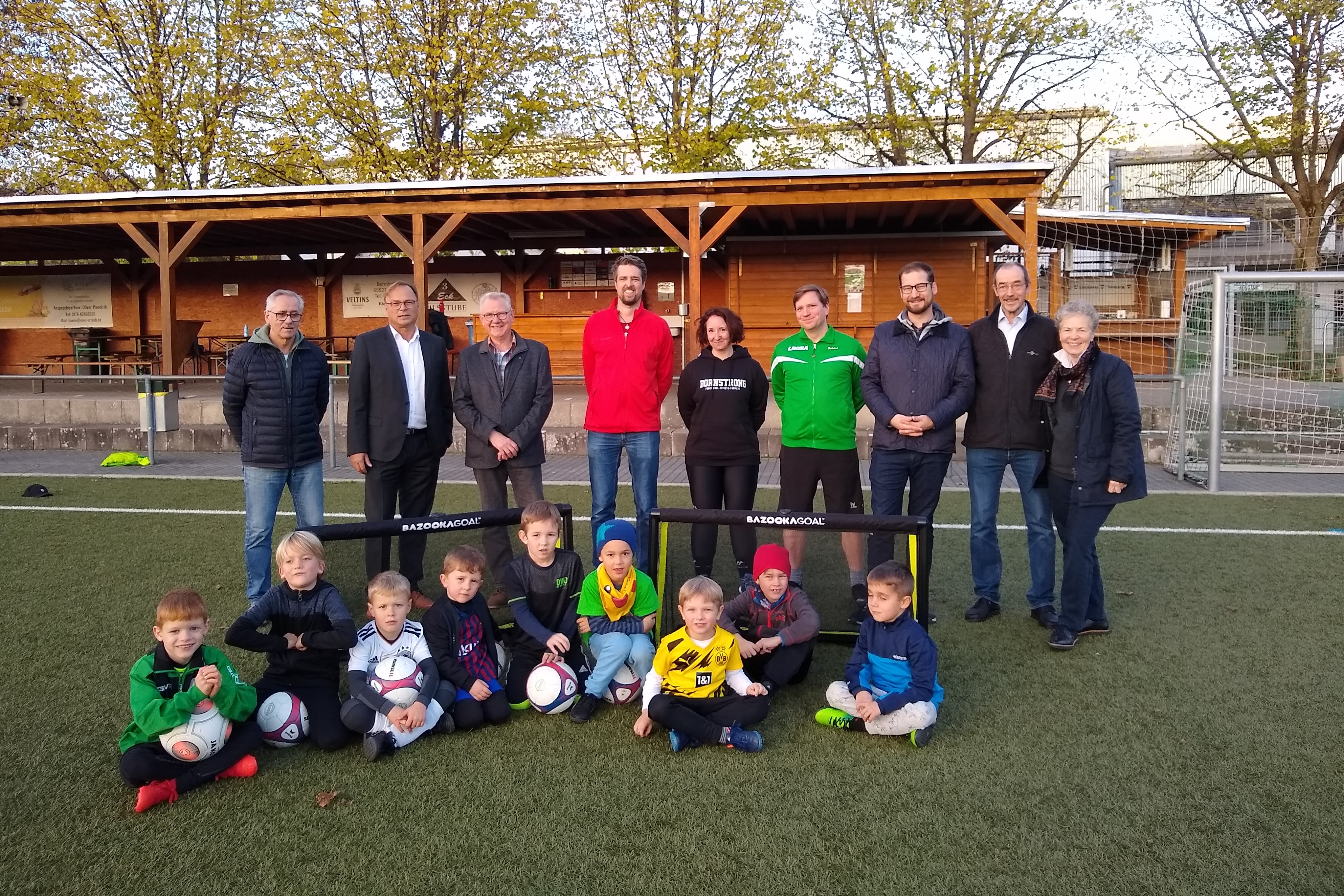 Gruppenbild mit den Fußballern und Lions Vertretern