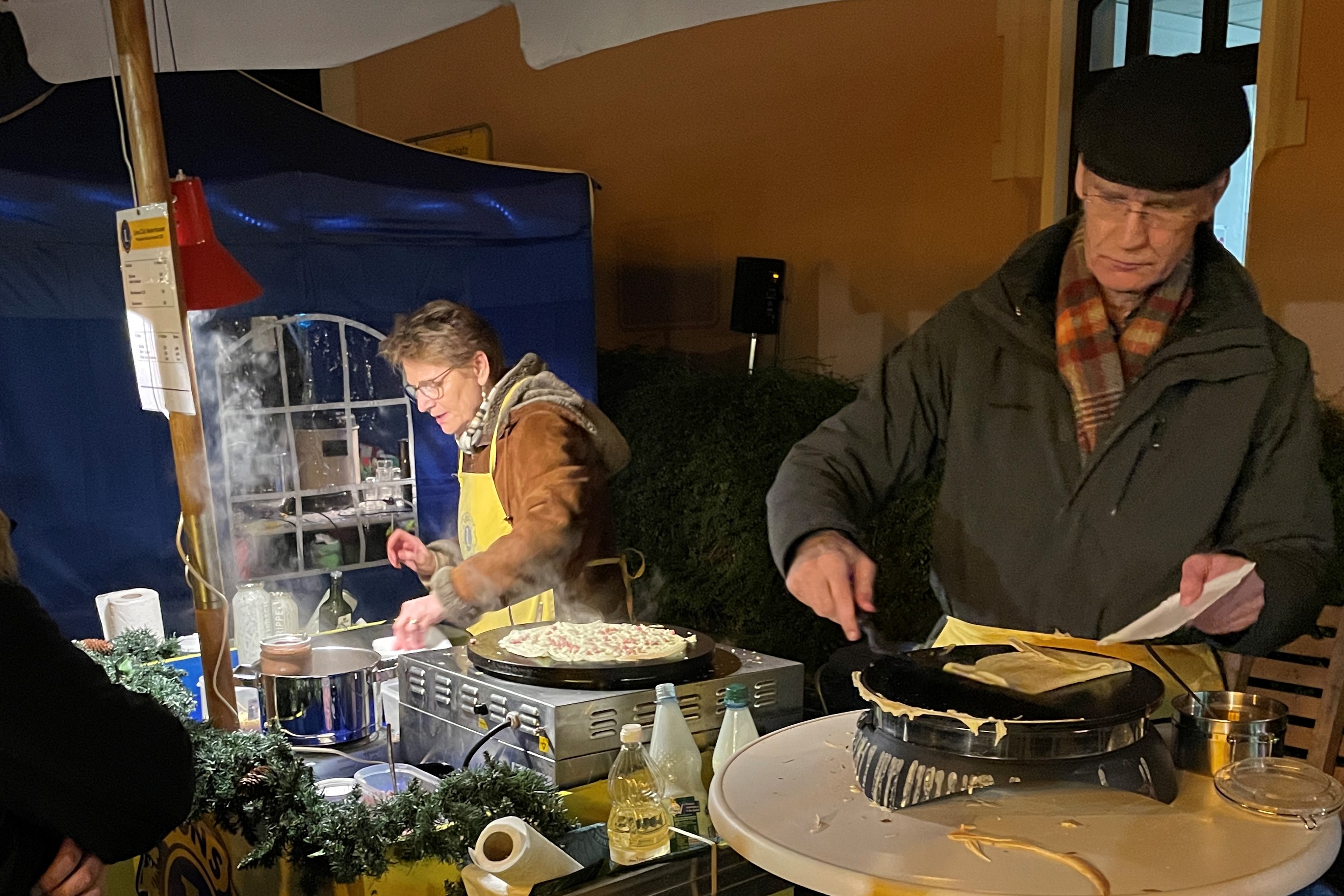 2 Lions beim Crepes Backen