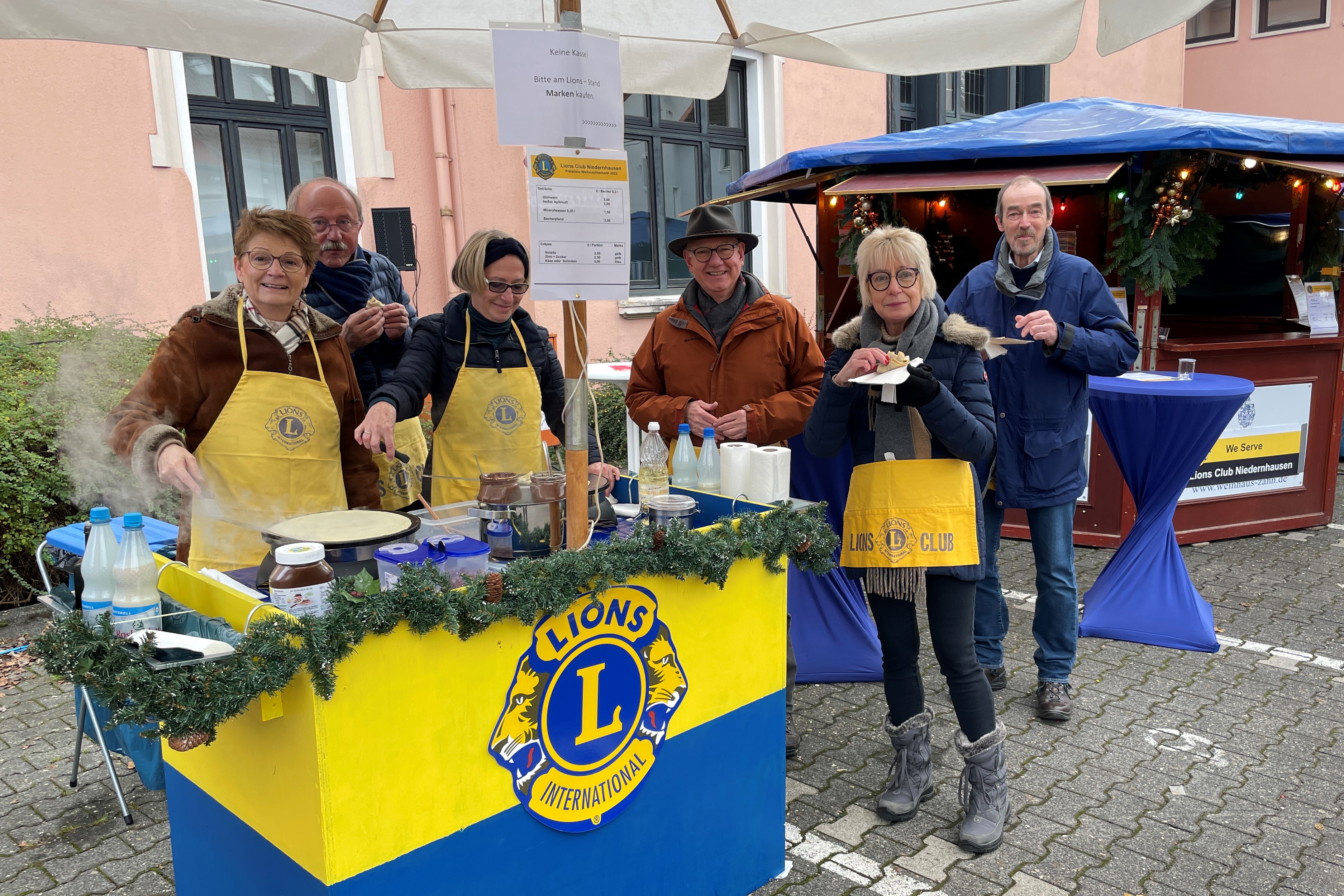 Lions Mitglieder stehen am Crepes Stand