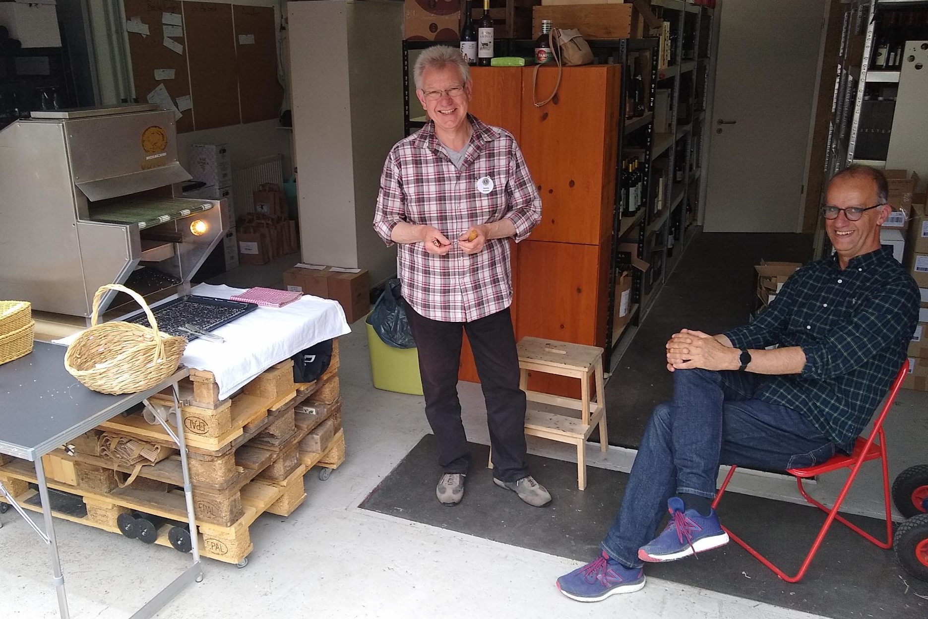 Georg und Ingo beim Brezel Backen