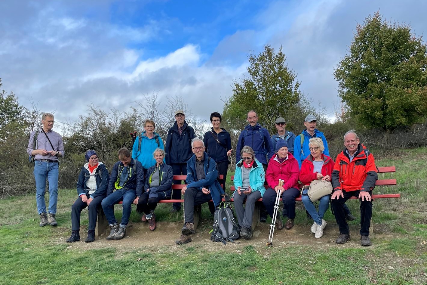 Die Wandergruppe zum Gruppenfoto aufgestellt