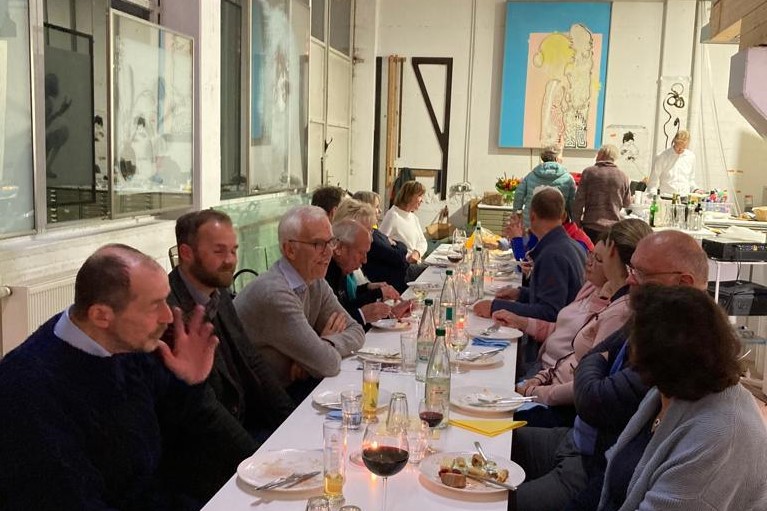 Große Tafel aus anderer Sicht